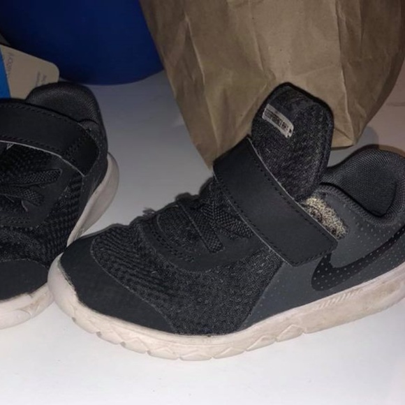 Toddler Nikes 9C - Picture 1 of 3